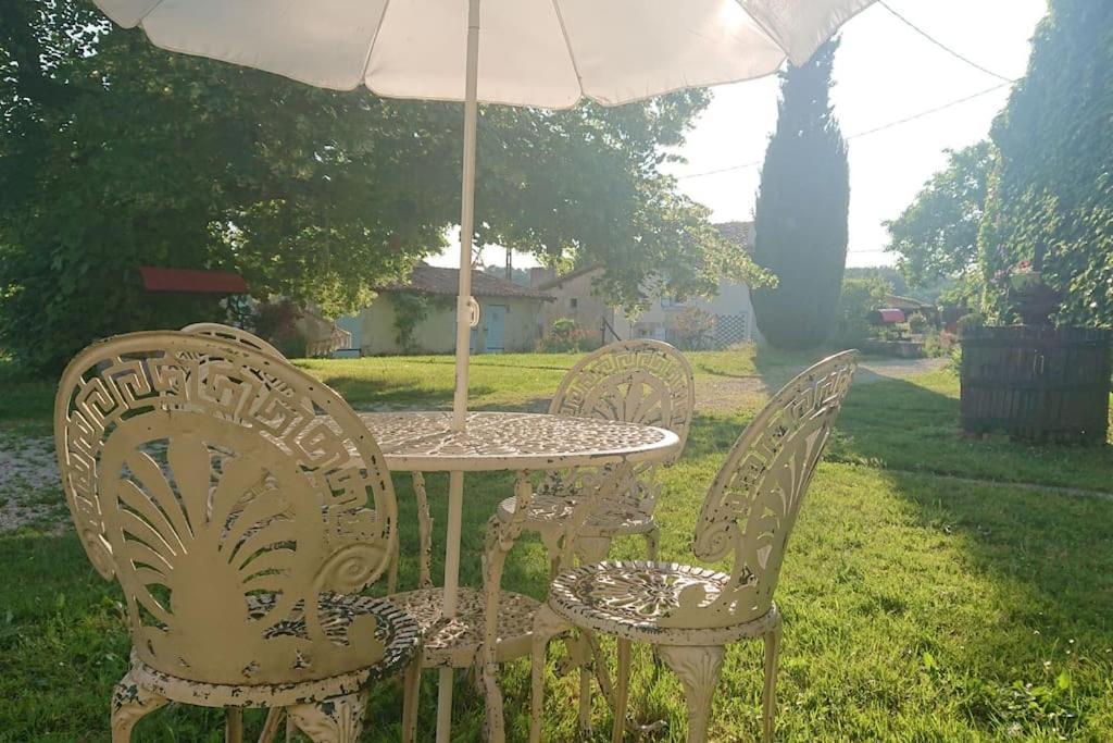 Entire Apartment With Swimming Pool Near Aubeterre Saint-Romain  Bagian luar foto