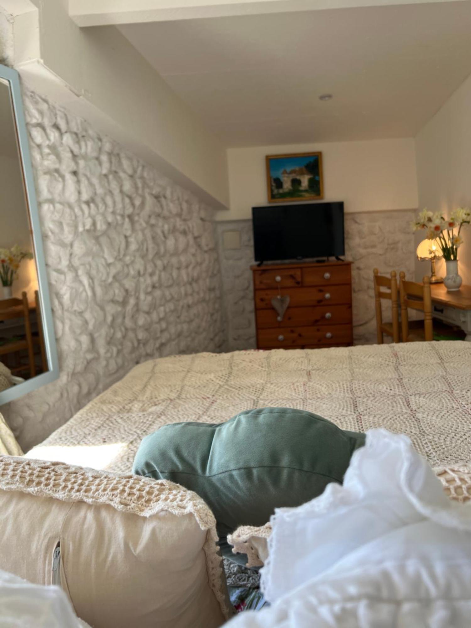 Entire Apartment With Swimming Pool Near Aubeterre Saint-Romain  Bagian luar foto