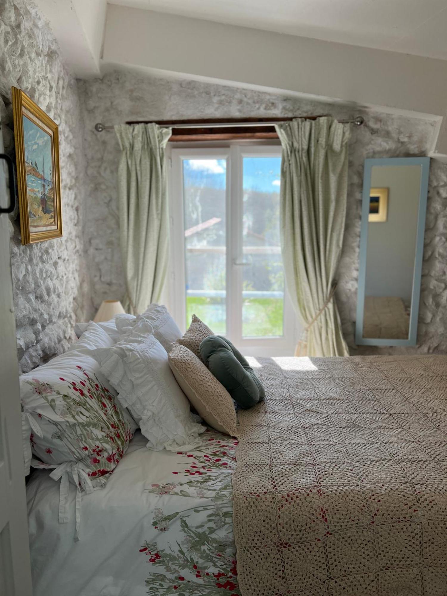 Entire Apartment With Swimming Pool Near Aubeterre Saint-Romain  Bagian luar foto
