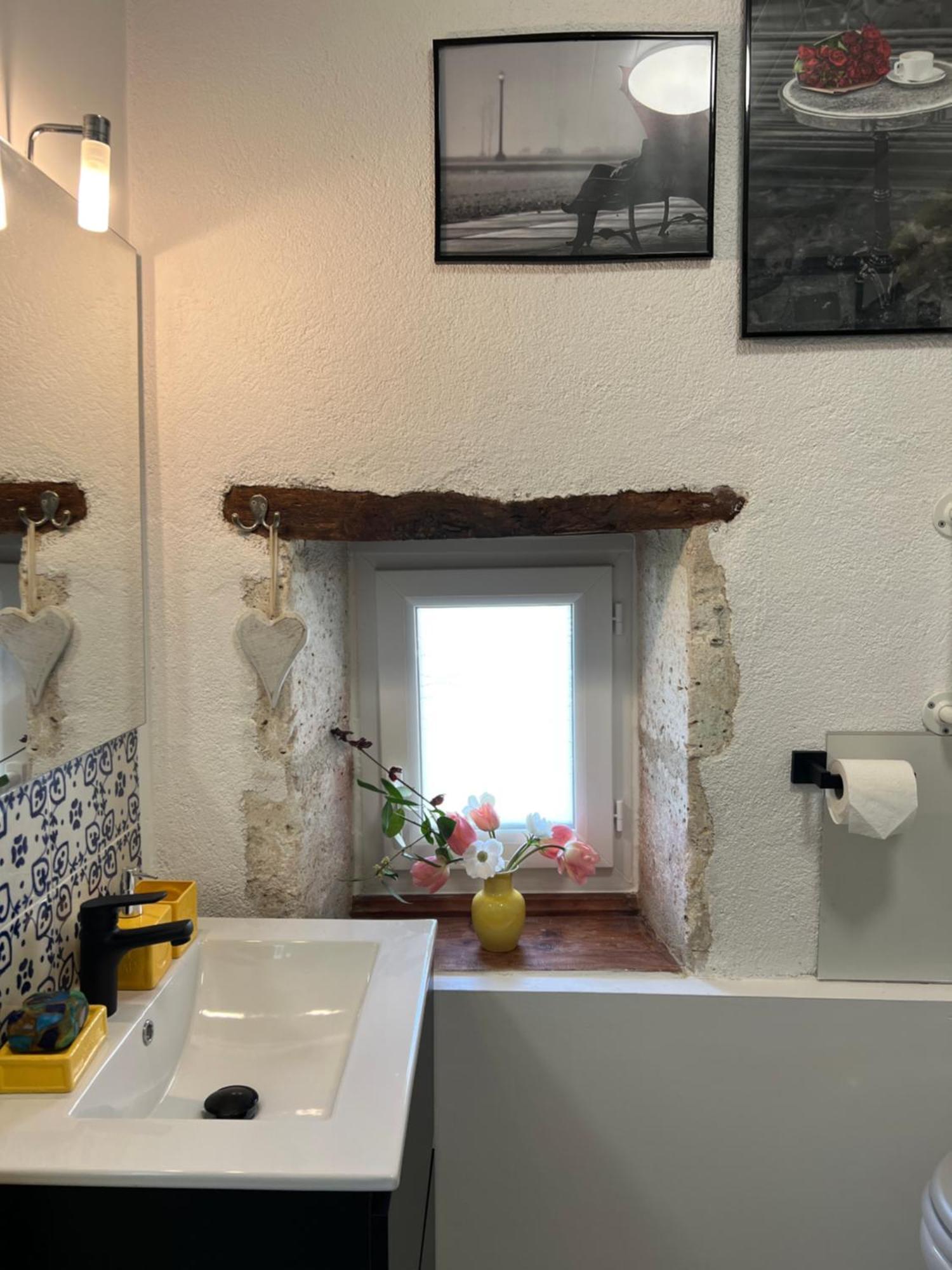 Entire Apartment With Swimming Pool Near Aubeterre Saint-Romain  Bagian luar foto